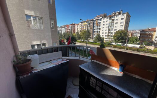 3+1 Wohnung zum Verkauf in der Cumhuriyet Allee, Odunpazarı, Eskişehir